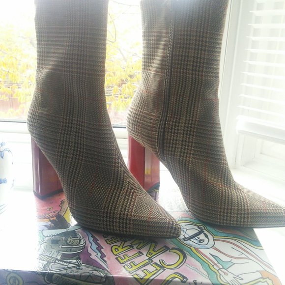 Beautiful  unique boot very fashionable size  7.5 designer new - Picture 2 of 3